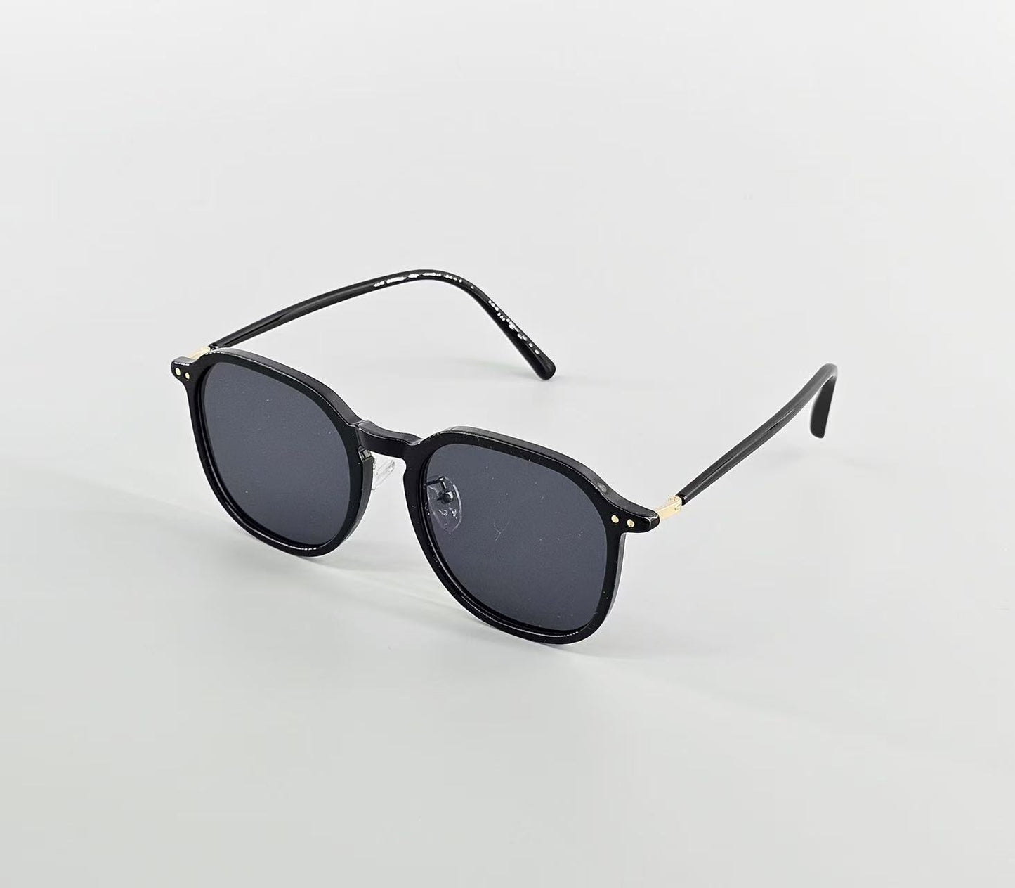 Sonnenbrille mit echte Leder Etui sowie Brillenputztuch