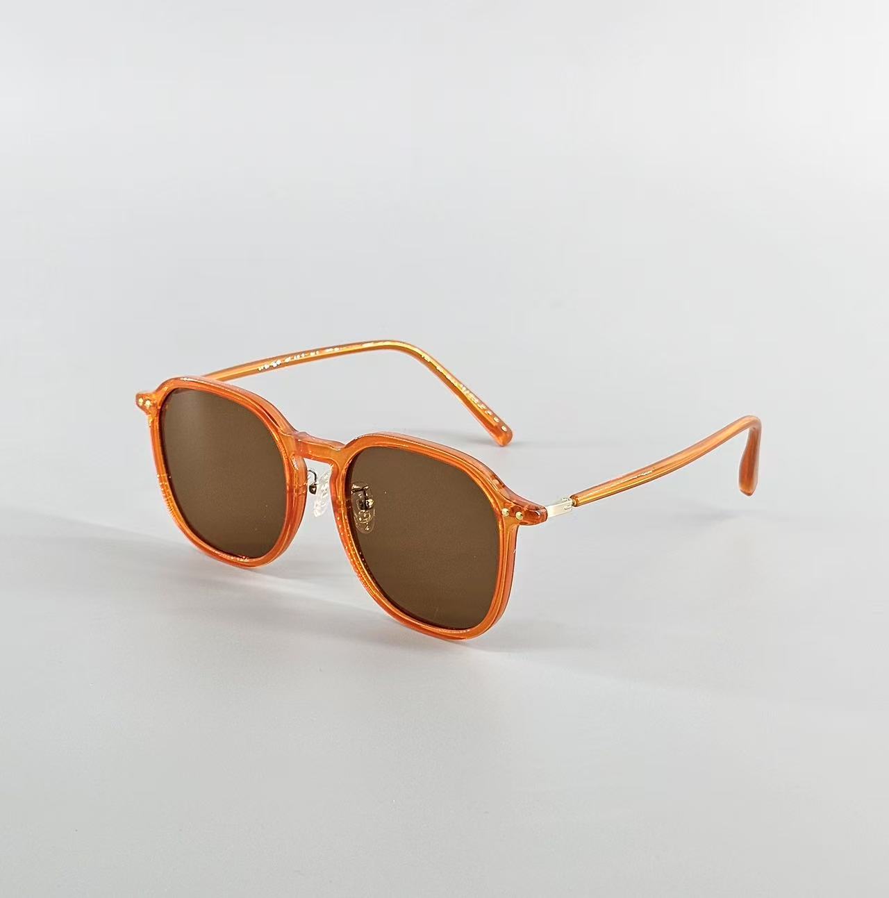 Sonnenbrille mit echte Leder Etui sowie Brillenputztuch