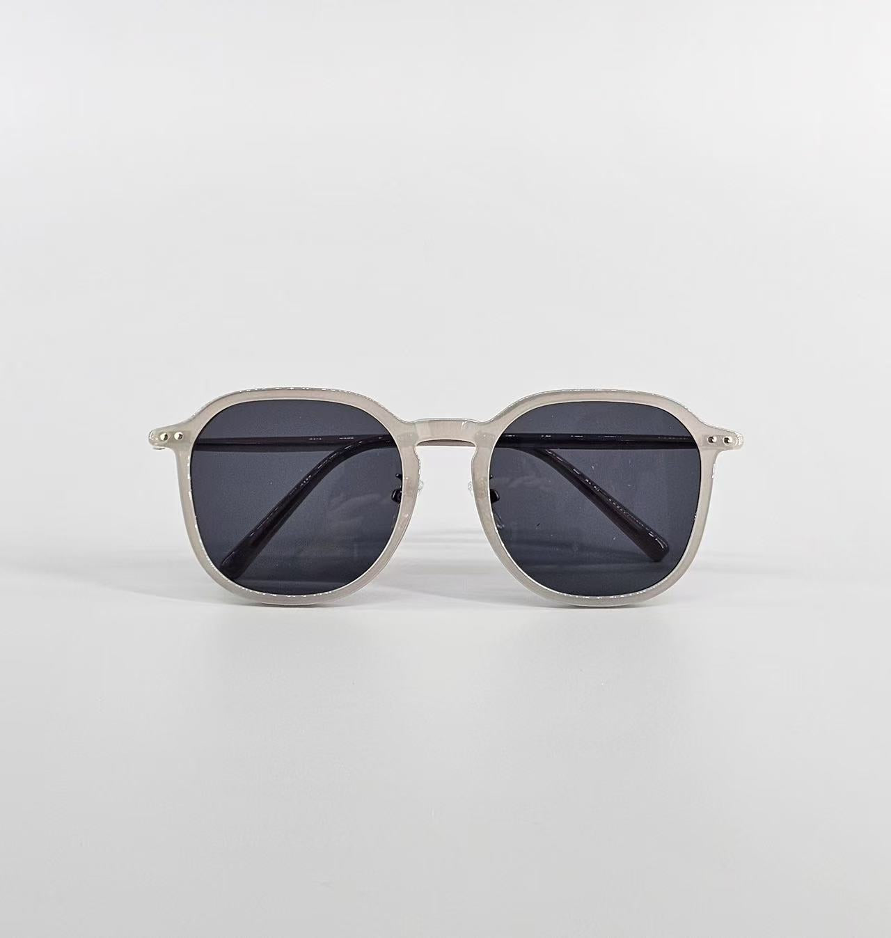 Sonnenbrille mit echte Leder Etui sowie Brillenputztuch