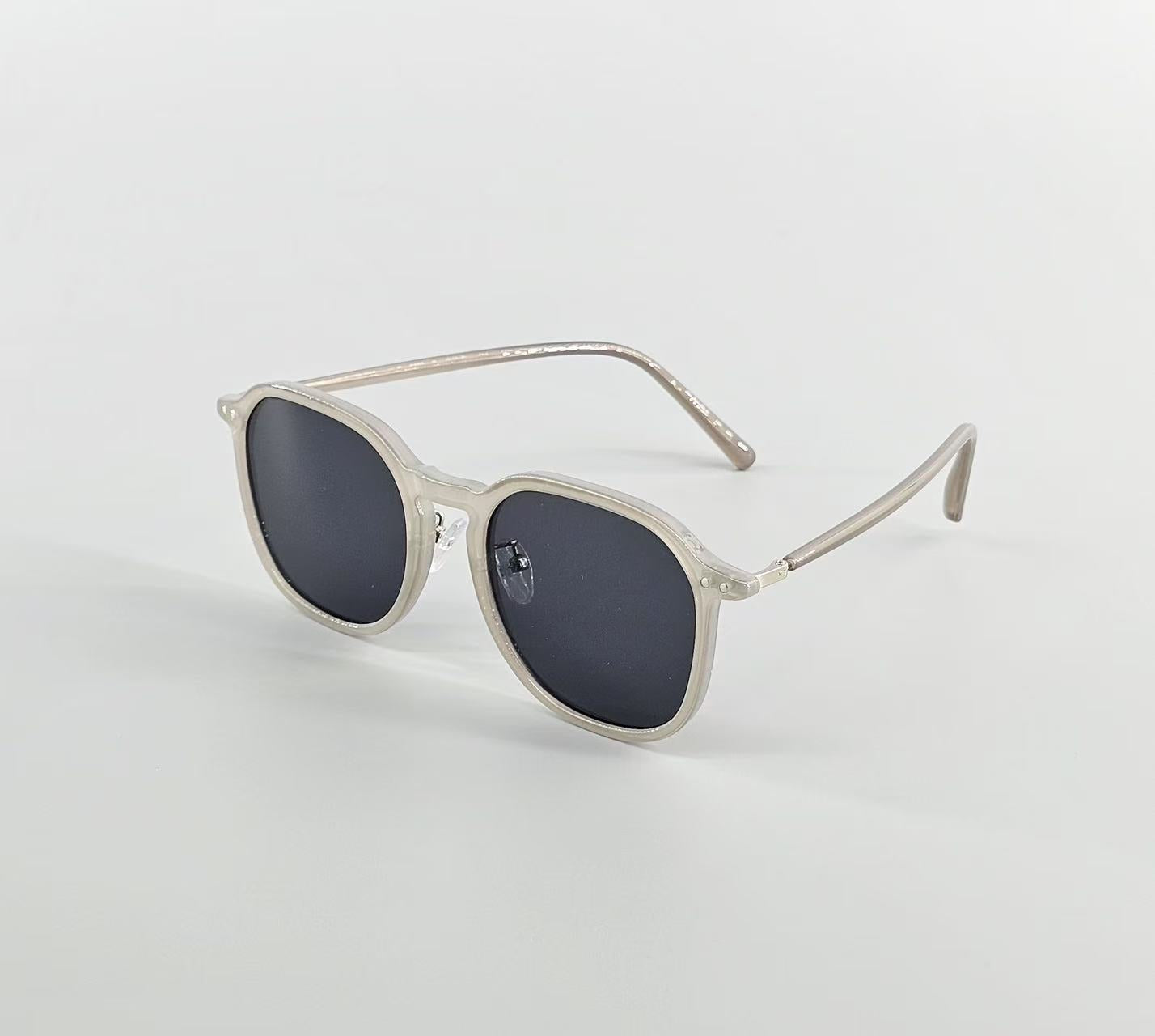 Sonnenbrille mit echte Leder Etui sowie Brillenputztuch