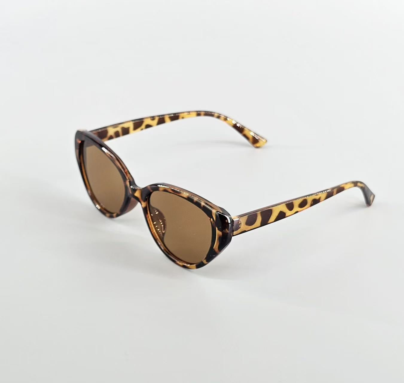 Sonnenbrille mit echte Leder Etui sowie Brillenputztuch